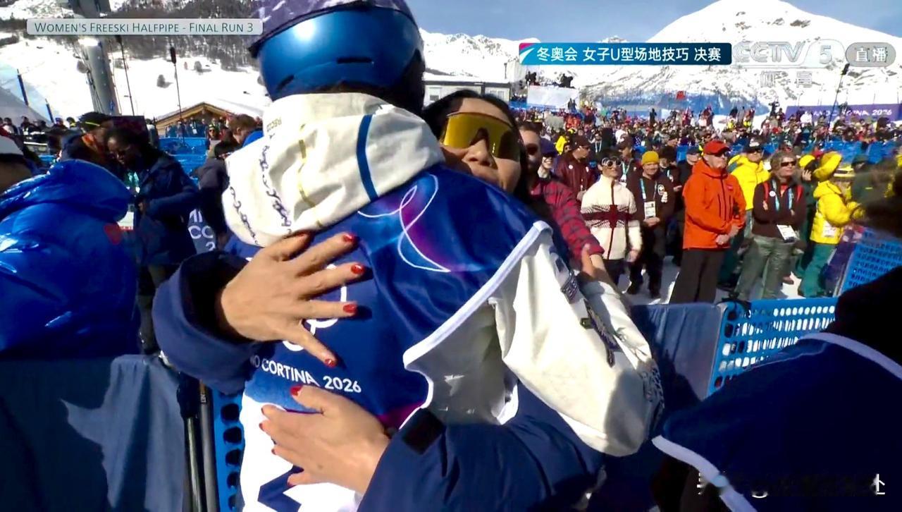 与妈妈拥抱，与崇拜者拥抱，与队友拥抱，与竞争对手拥抱……四个拥抱，凸显谷爱凌不仅