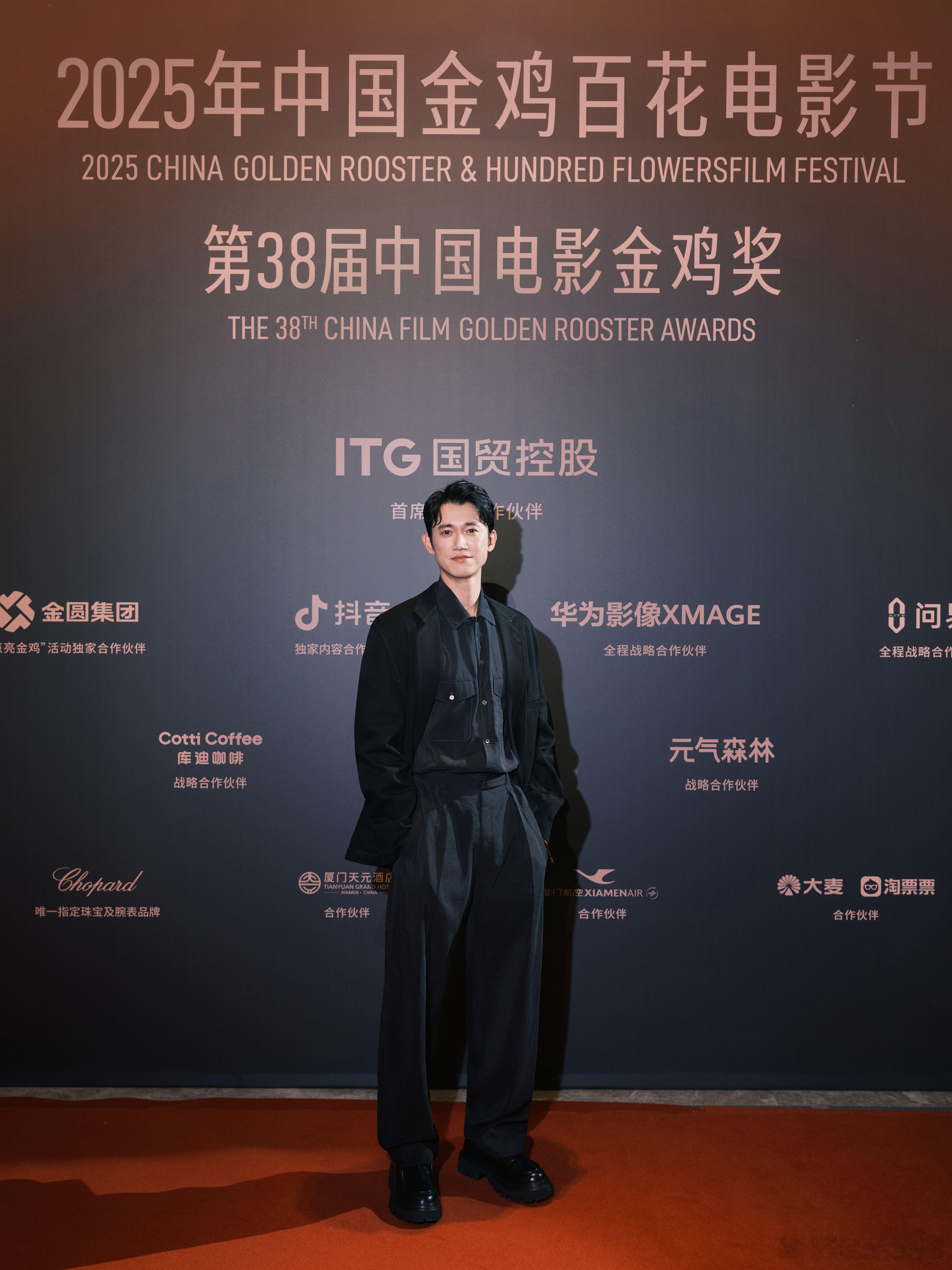 亮相金鸡华语电影之夜！再次来到金鸡，吴慷仁以金鸡华语电影推介人的身份出席2025