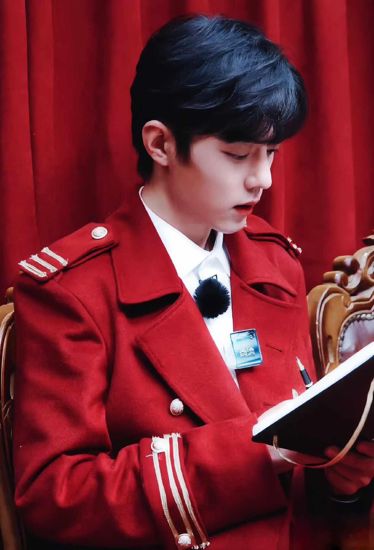 🆘怎么会有这么帅的红衣少年！！
肖战 小飞侠 永远为之心动 少年向上争当时代新