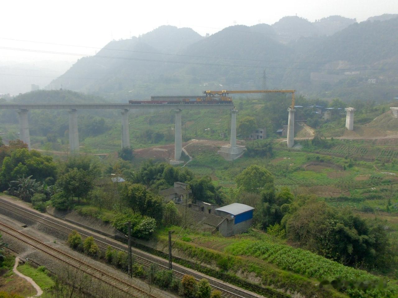 2017年春，重庆铁路枢纽兴珞线陶家场线路所与珞璜站区间正在铺架中，这段线路要经