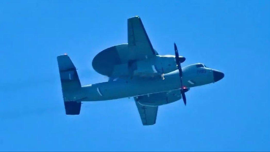 参加阅兵训练的空警600舰载预警机 ​​​