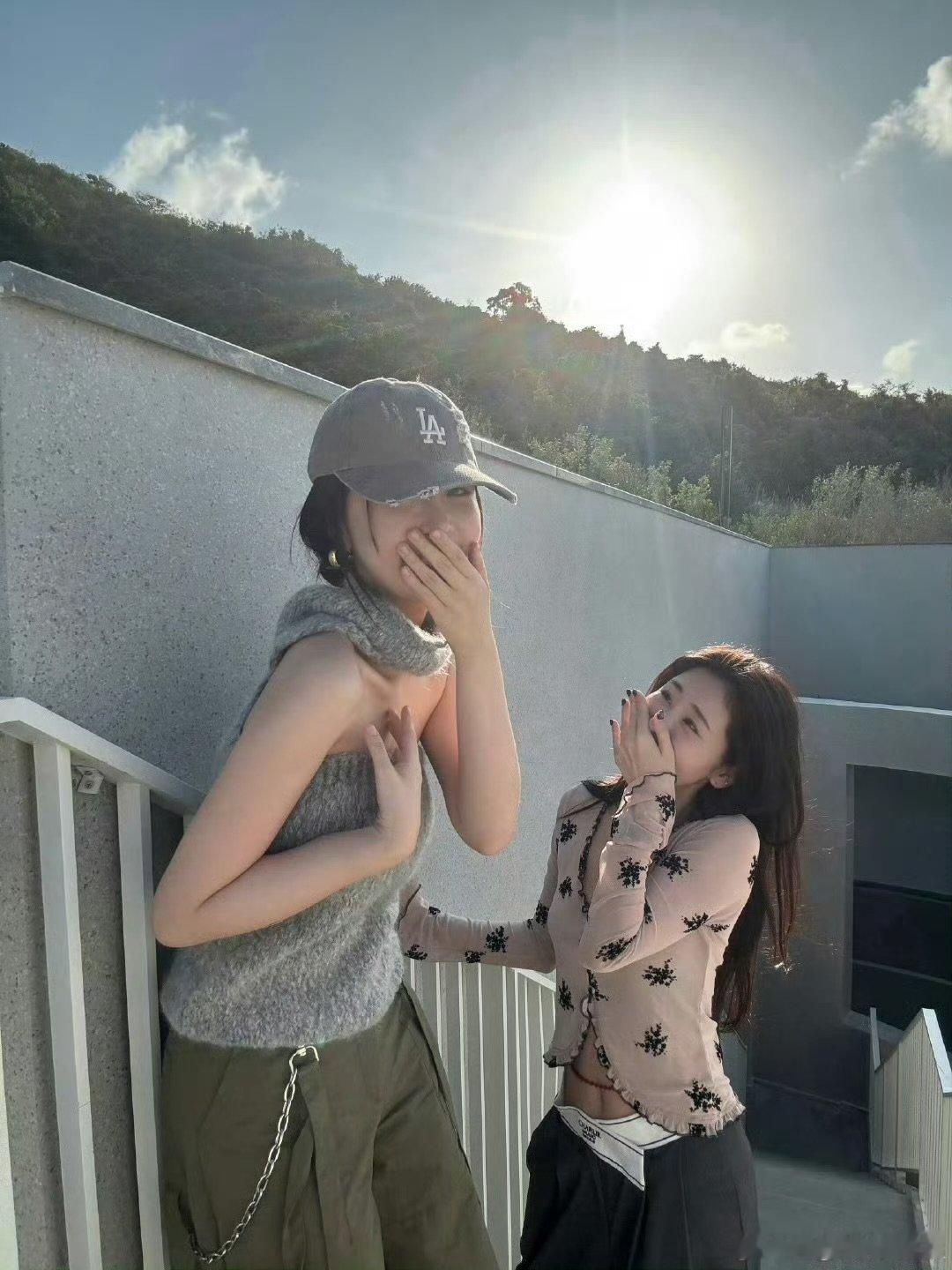 张碧晨晒与虞书欣合照张碧晨虞书欣合照是谁羡慕到流泪？哦原来是我！两位女神聚在一起