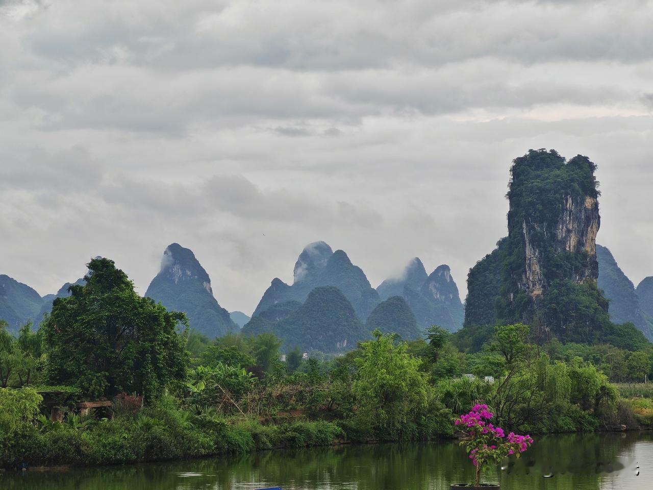 《阳朔十里画廊》

分布在柏油路两侧一座座大大小小的奇峰，拼凑出了阳朔十里画廊。