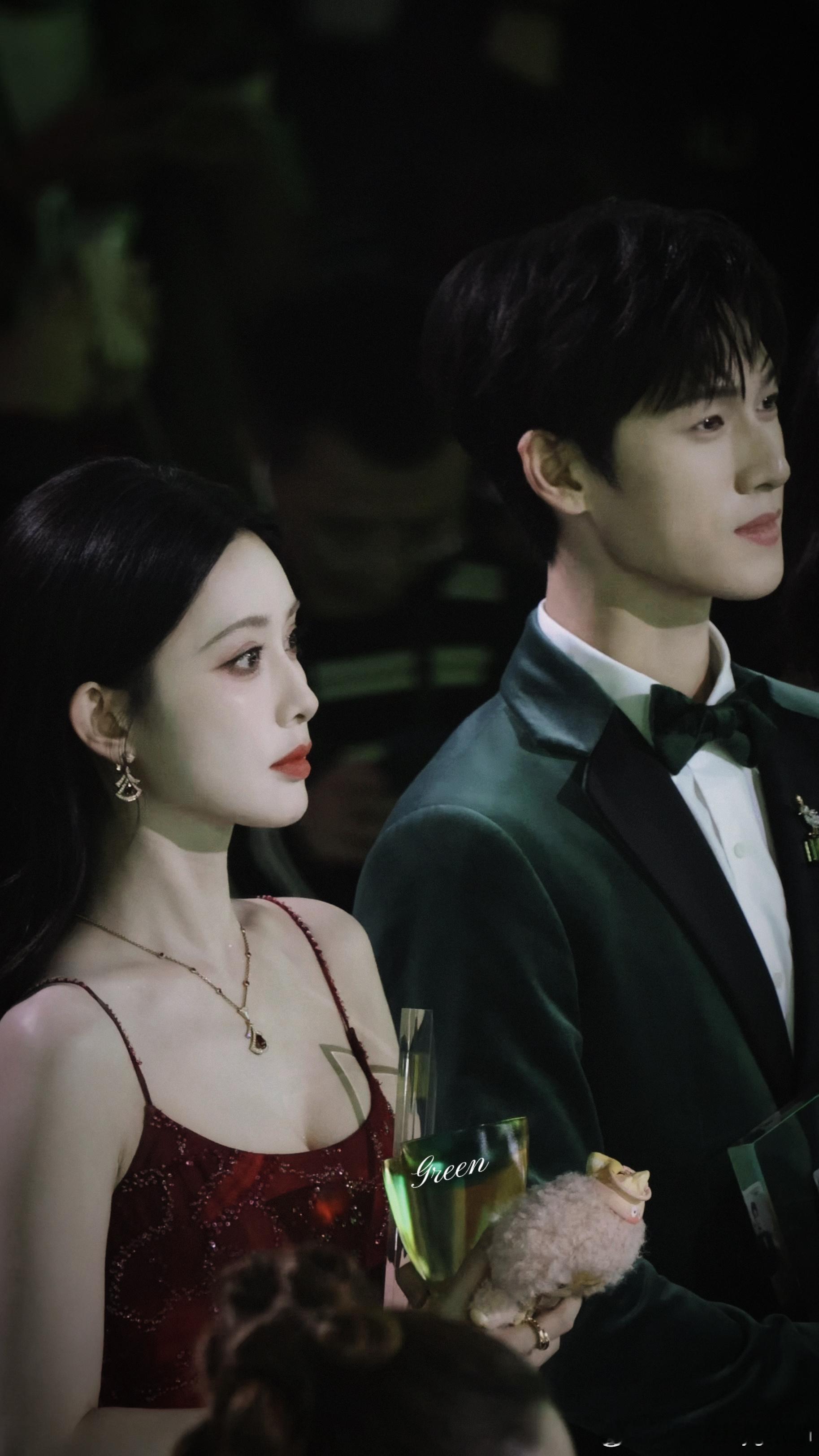 昀牵孟绕  昀牵孟绕 彩带飘落的瞬间，你也在我的身边 