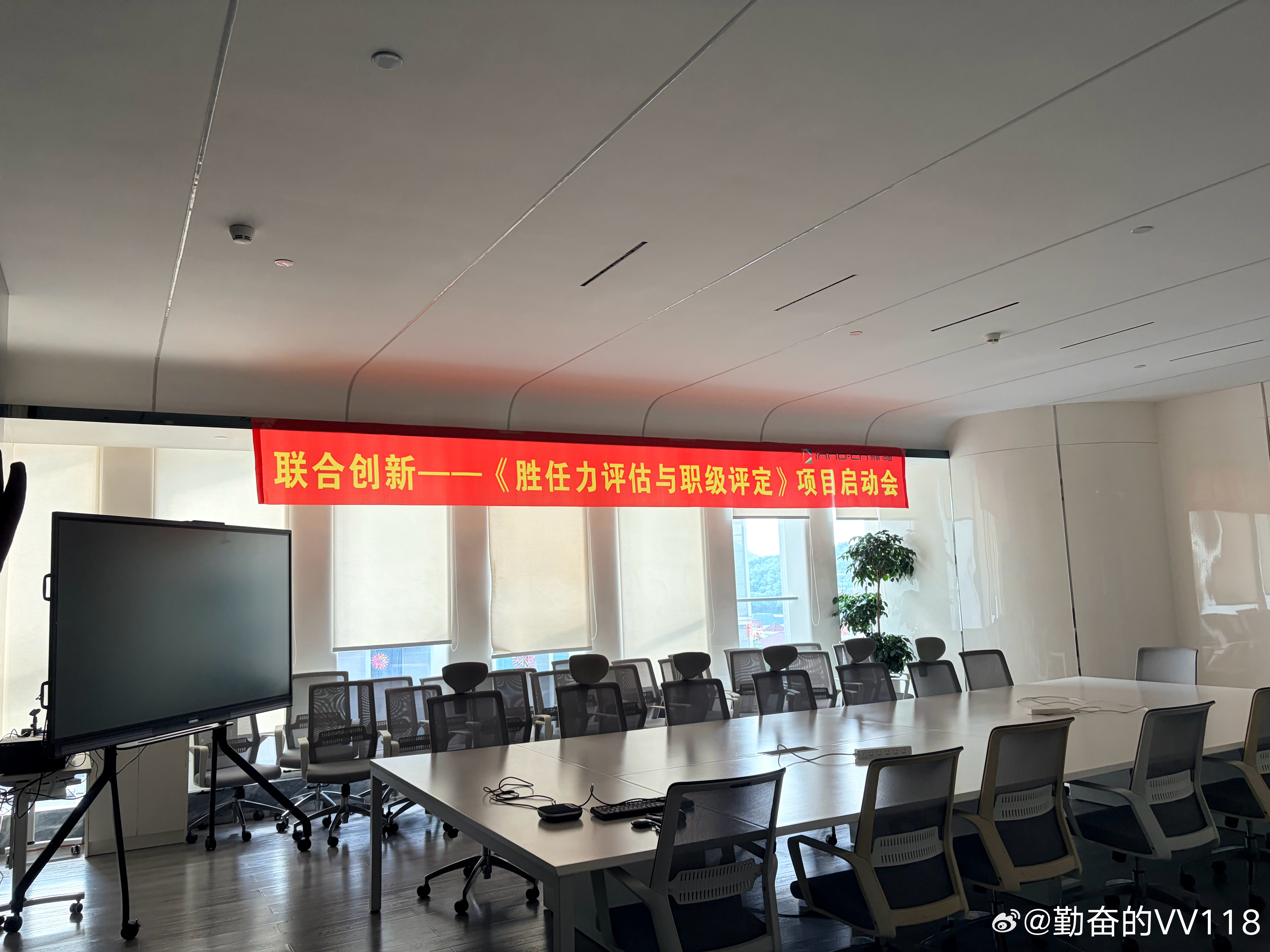 昨天只是小范围的喊了两三个周末常来加班的小朋友（小黑胖、小兰、小小刘）中午一起吃