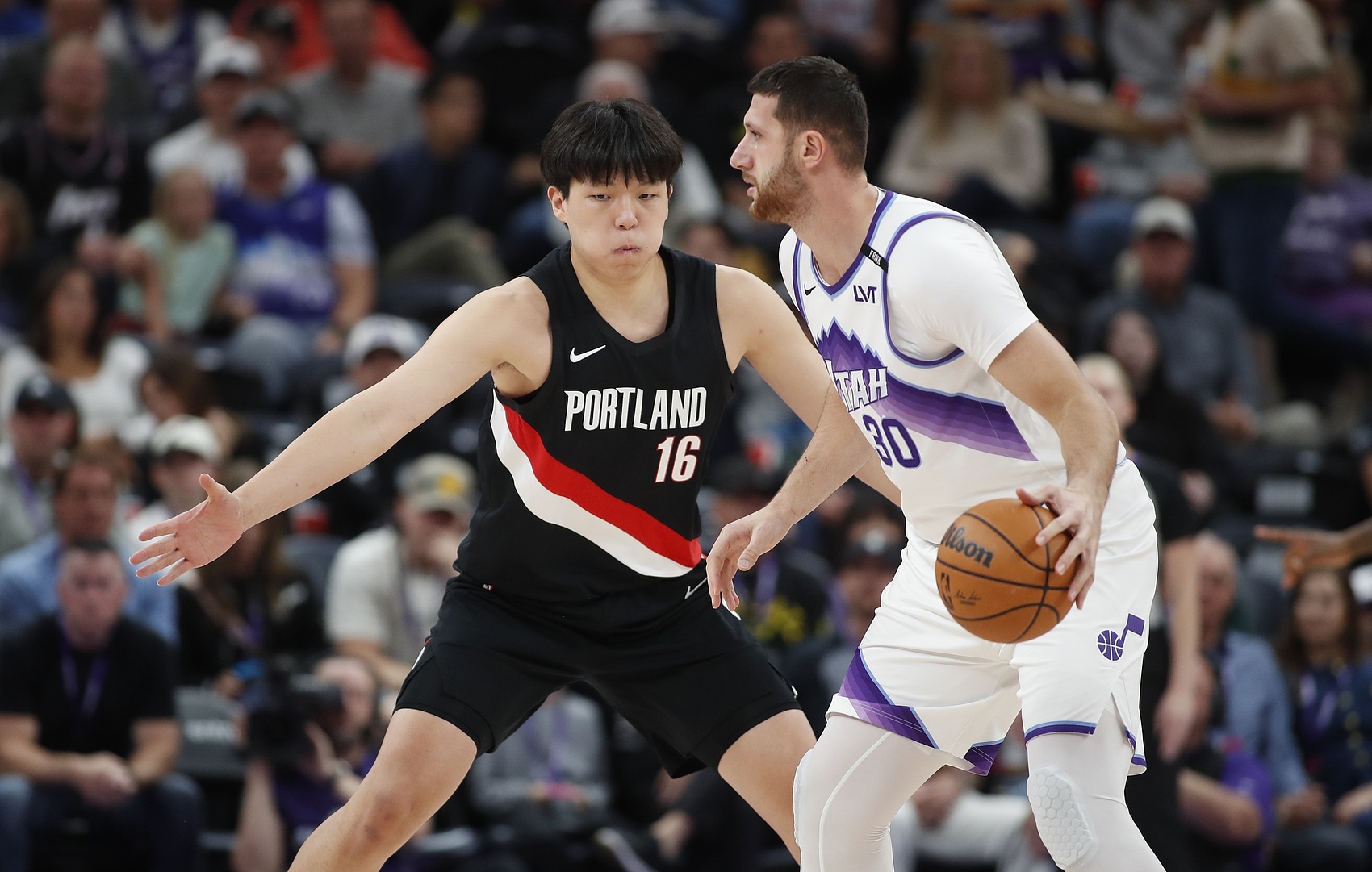 开拓者队记Mike Richman在播客节目谈到了杨瀚森的表现。“杨瀚森目前遇到