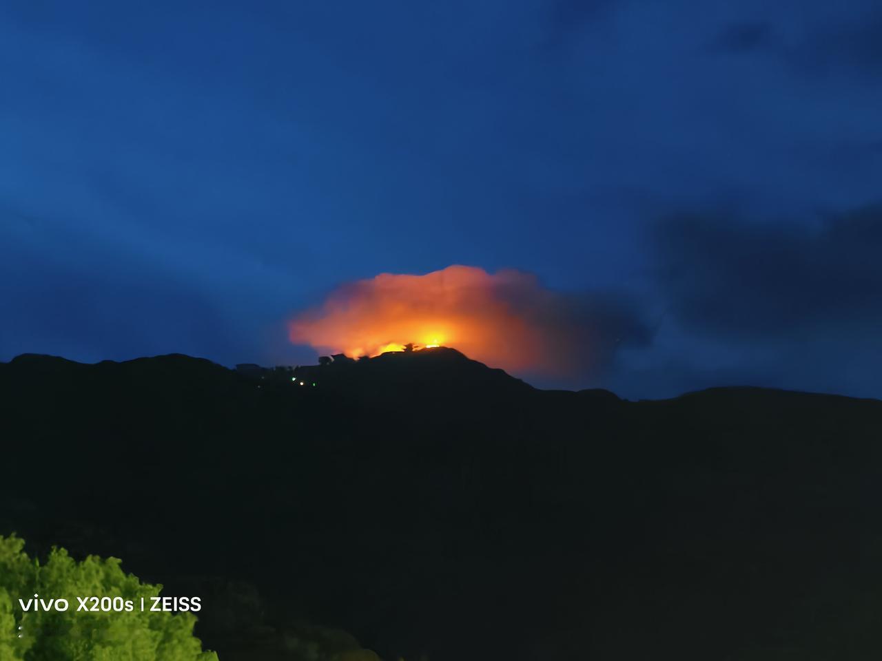 晒图笔记大赛夜晚的金顶：下图是闲人爱动到随州市大洪山风景名胜区游玩时，在山下用手