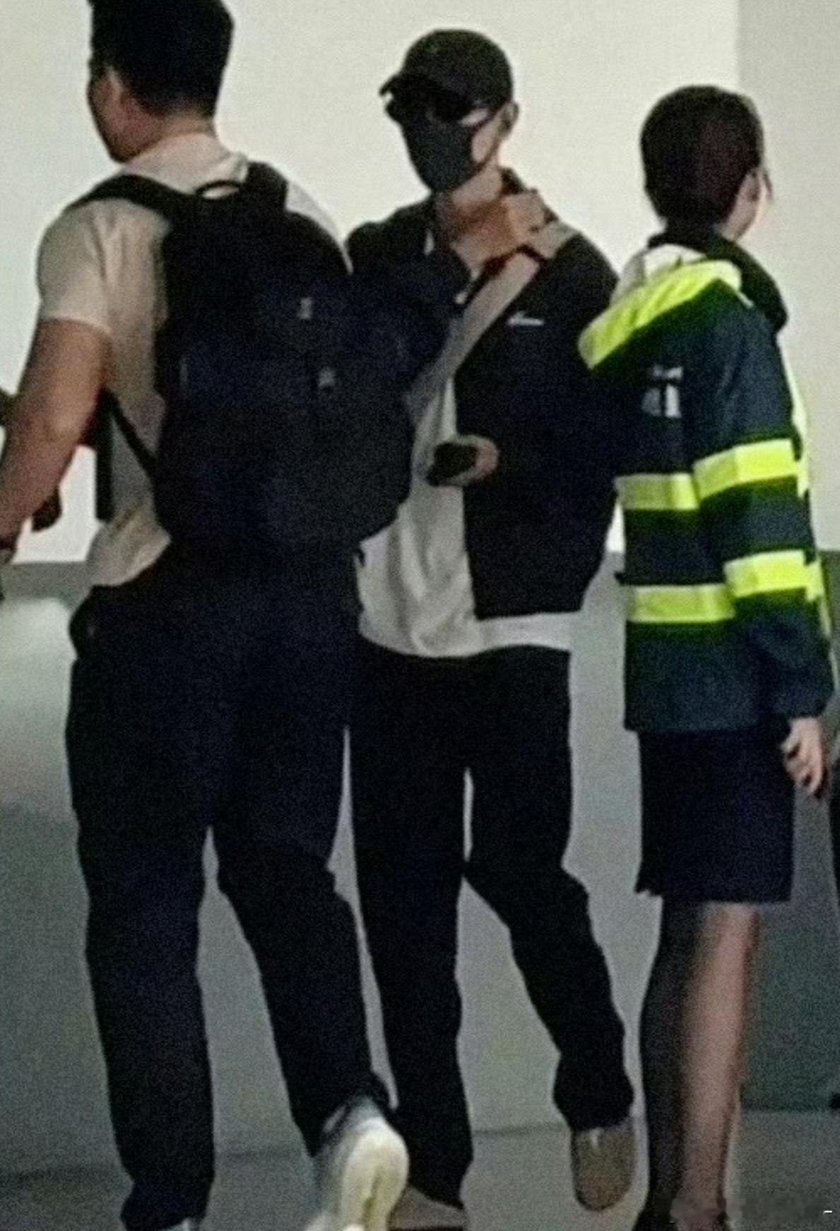 第一张肖战 第二张王一博吧 帽子叠戴啵里啵气的[泪奔][泪奔] ​​​