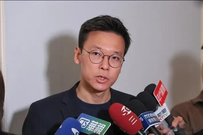 当年搞“太阳花学运”的头目林飞帆，被国台办点名列为“台独”分子，真是种瓜得瓜，一