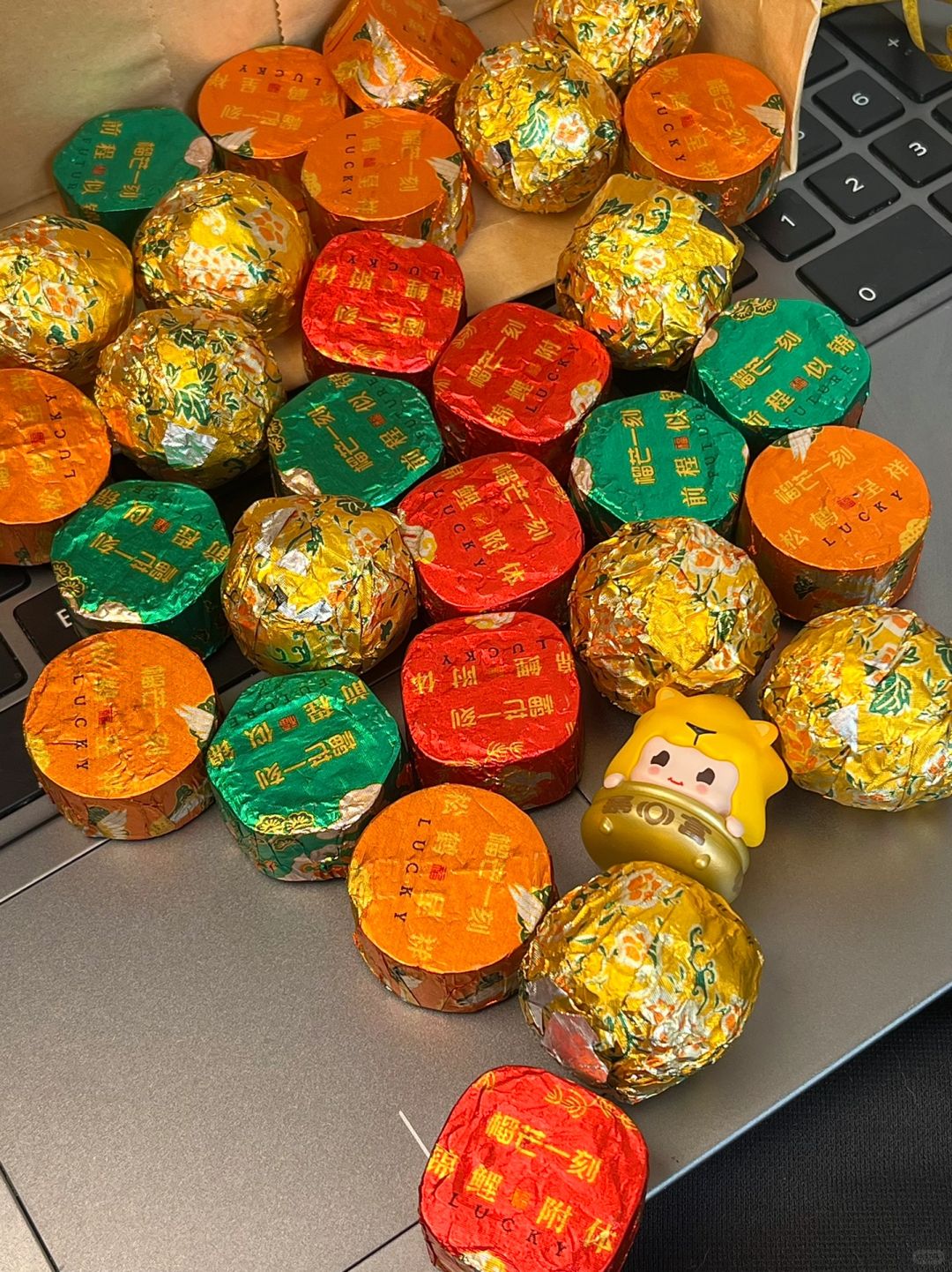 我要向全世界曝光新年巧克力这个家伙😭！！