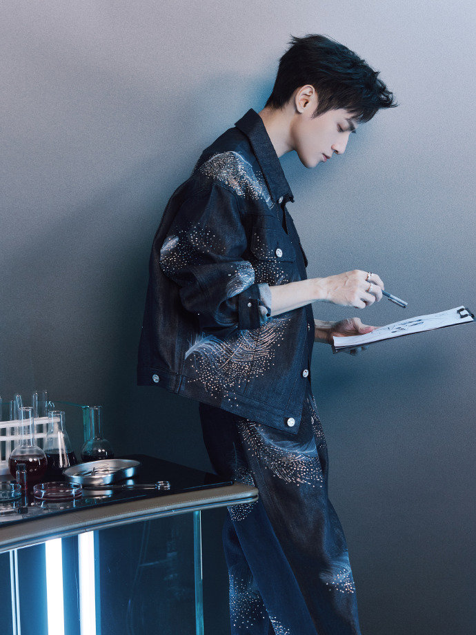 罗云熙星光碎钻羽毛印花牛仔look 罗云熙生图免检 罗云熙生图免检，罗云熙追剧团