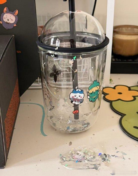 【茉莉奶白客服回应联名杯下架 】茉莉奶白新联名杯因易碎紧急下架 10月30日，近
