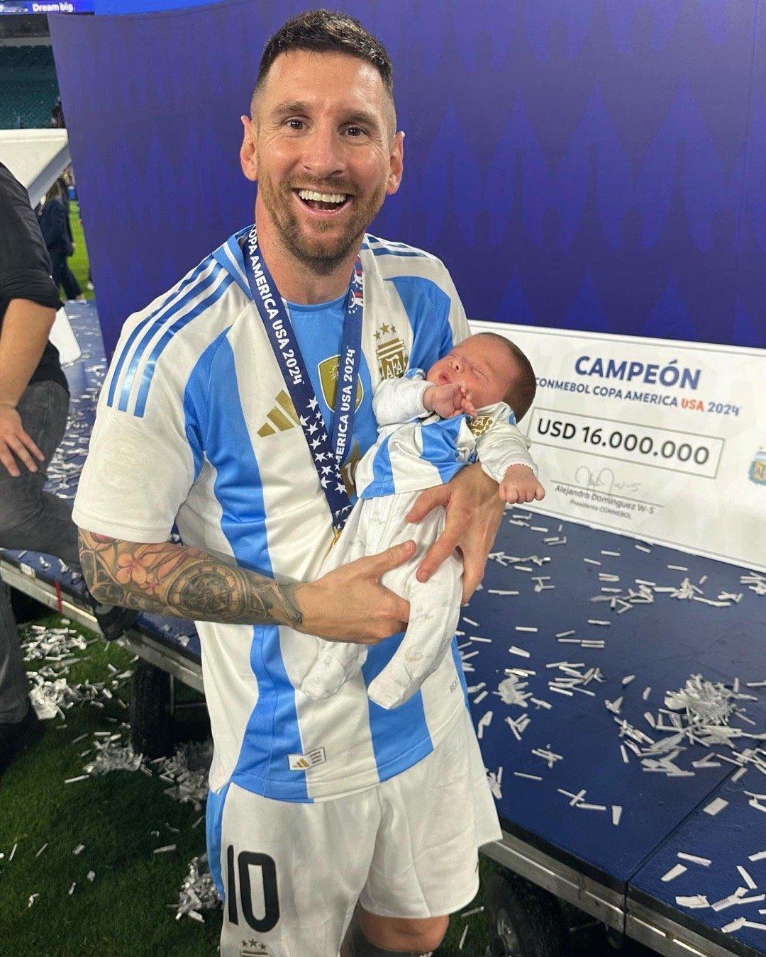 【小梅好开心呀[哇][哇][哇]】蒙铁尔ins晒梅西抱他的爱子合影：蒂亚戈和我们