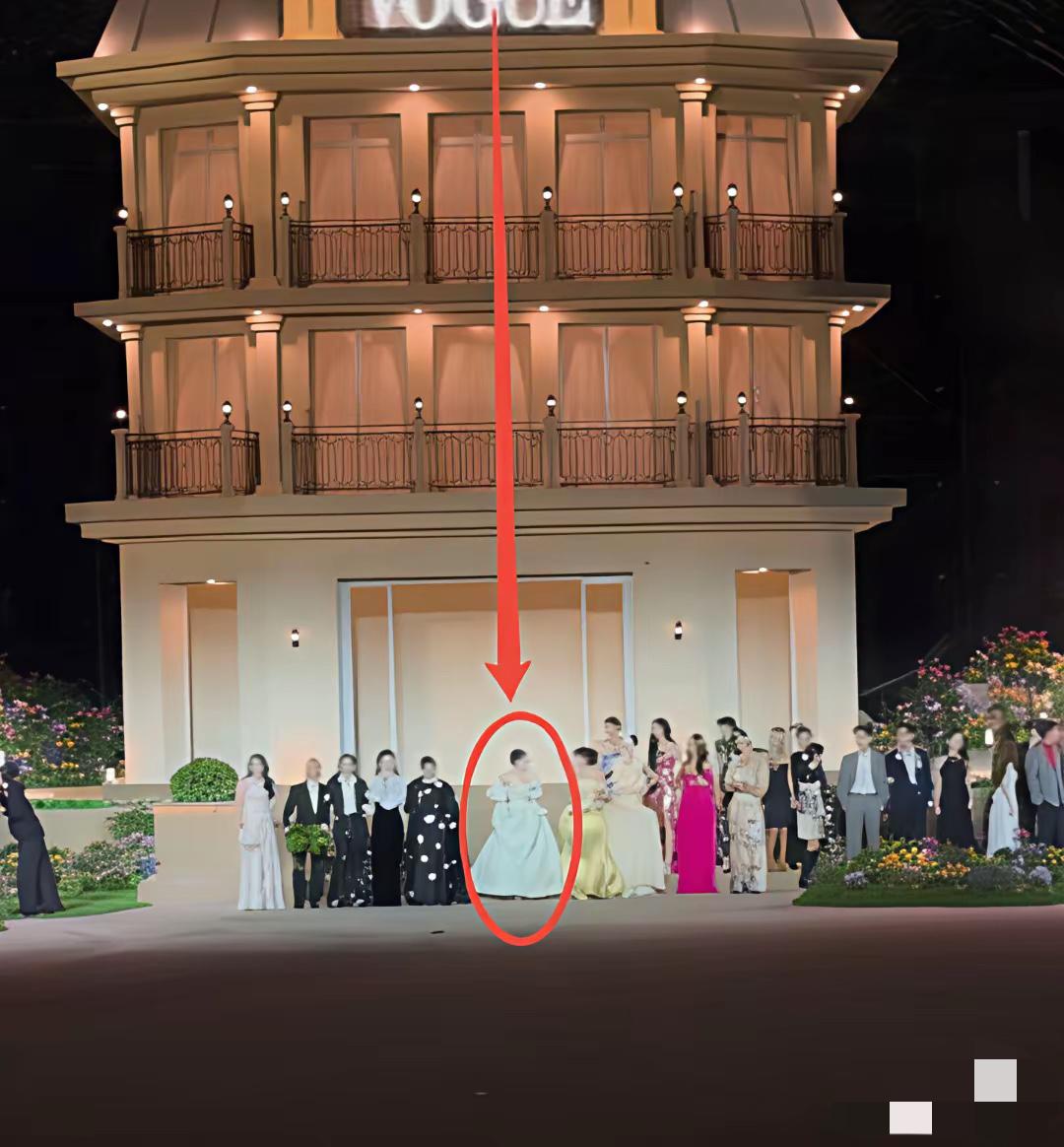 这下真的出名了，
全国人民都知道钟楚曦了，
可比演多少角色都能让人记住了，只是这