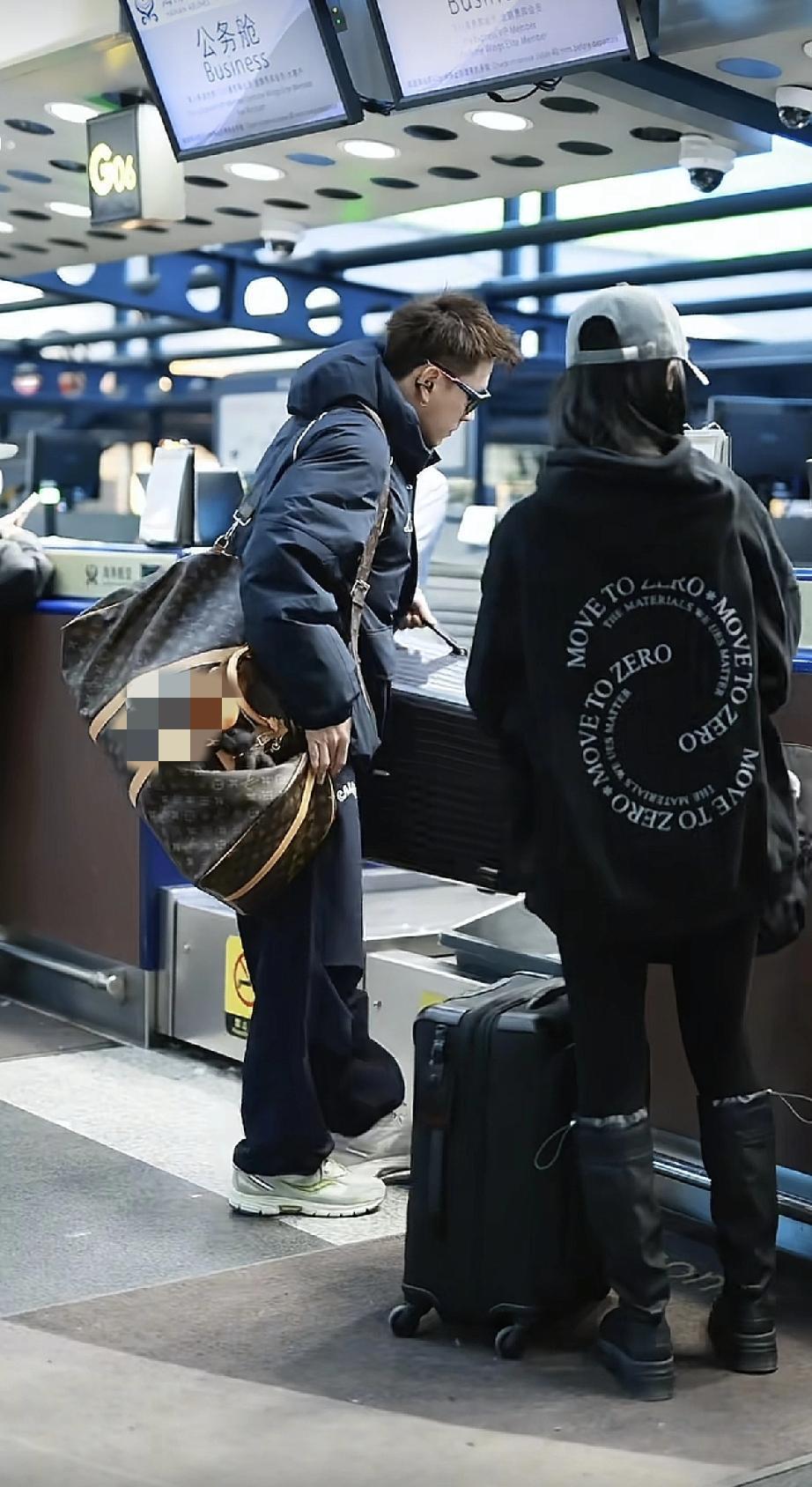 吴谨言与老公洪尧罕见同框春节出游，吴谨言像小老太太，洪尧却很帅。

2月8日一大