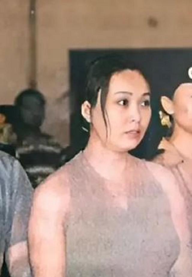 1999年，警方捣毁了位于北京亚运村“七号别墅”的特大“淫窝”。然而，组织者的身