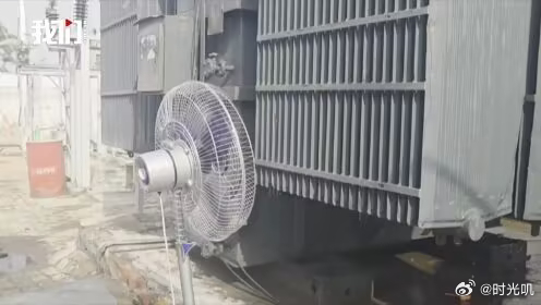 印度电工往变压器上浇水近日，印度遭遇持续高温，电力部门员工给过热的变压器浇水并用