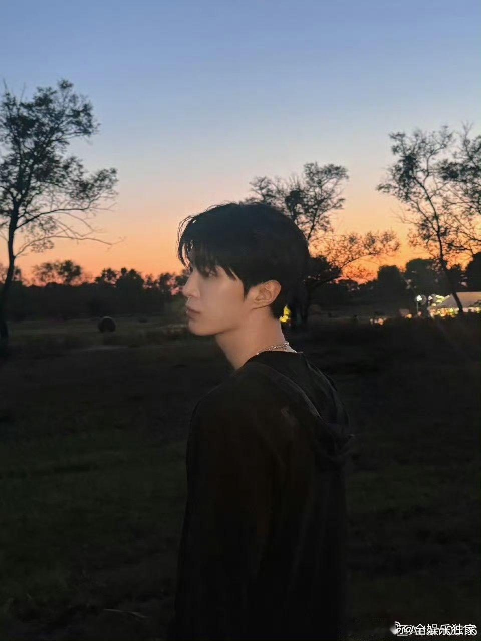 范丞丞 齐齐哈尔的夕阳说周末好 秋日第一波帅照暴击！夕阳下的少年自带光环，和丹顶