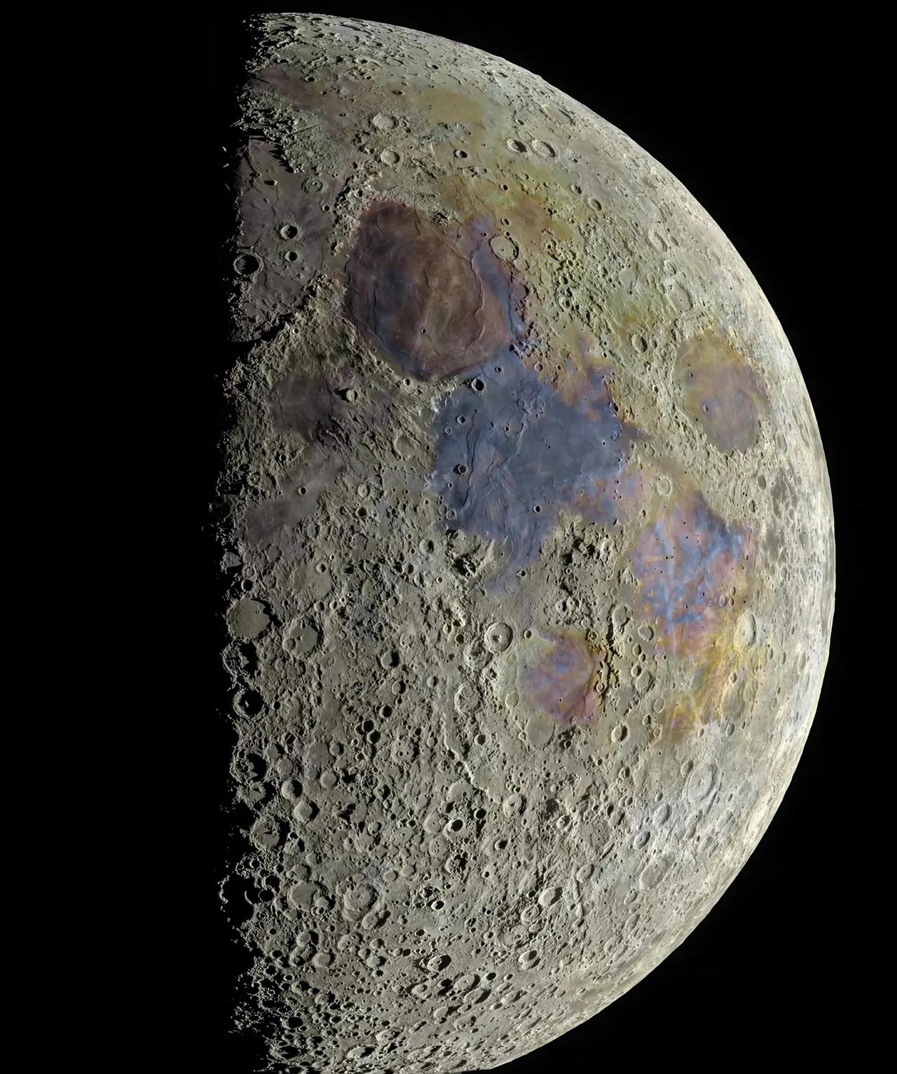 感受下月球表面高清照片，细节拉满。