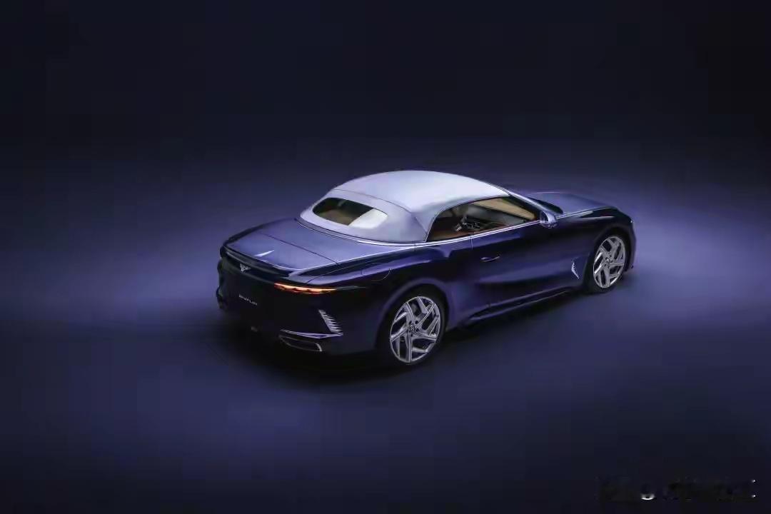 添越是宾利首款量产SUV，定位高端奢华 。- 基本信息：添越为5门5座SUV，驱