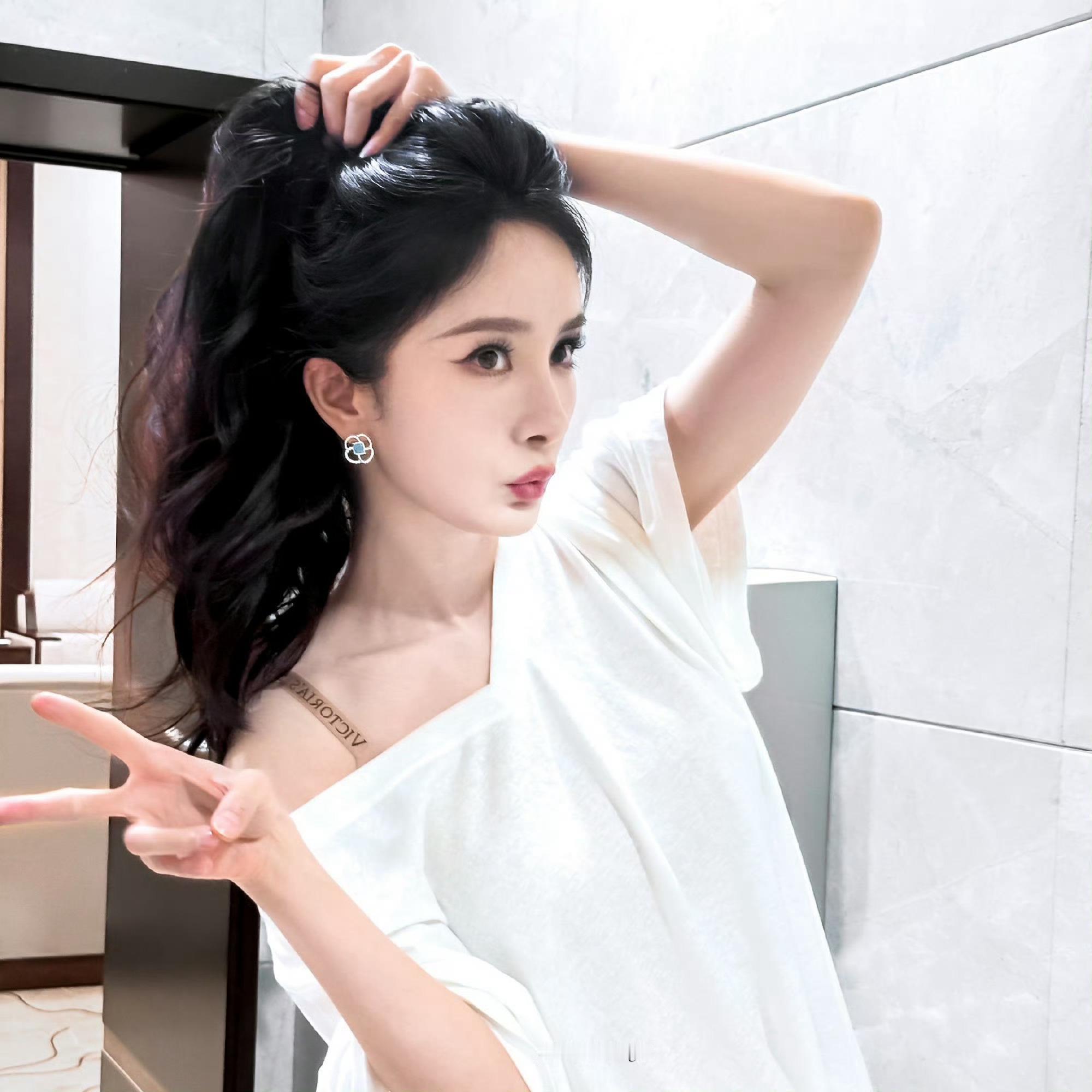 内娱明星眼里的杨幂秦海璐夸她聪明敬业对词一字不差，张靓颖说她双商在线，内娱同行眼