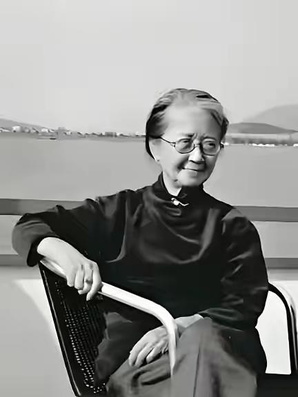 她从不体检，喝隔夜茶，患癌不化疗，活到102岁。医生追问秘诀，她说了两个字，全场