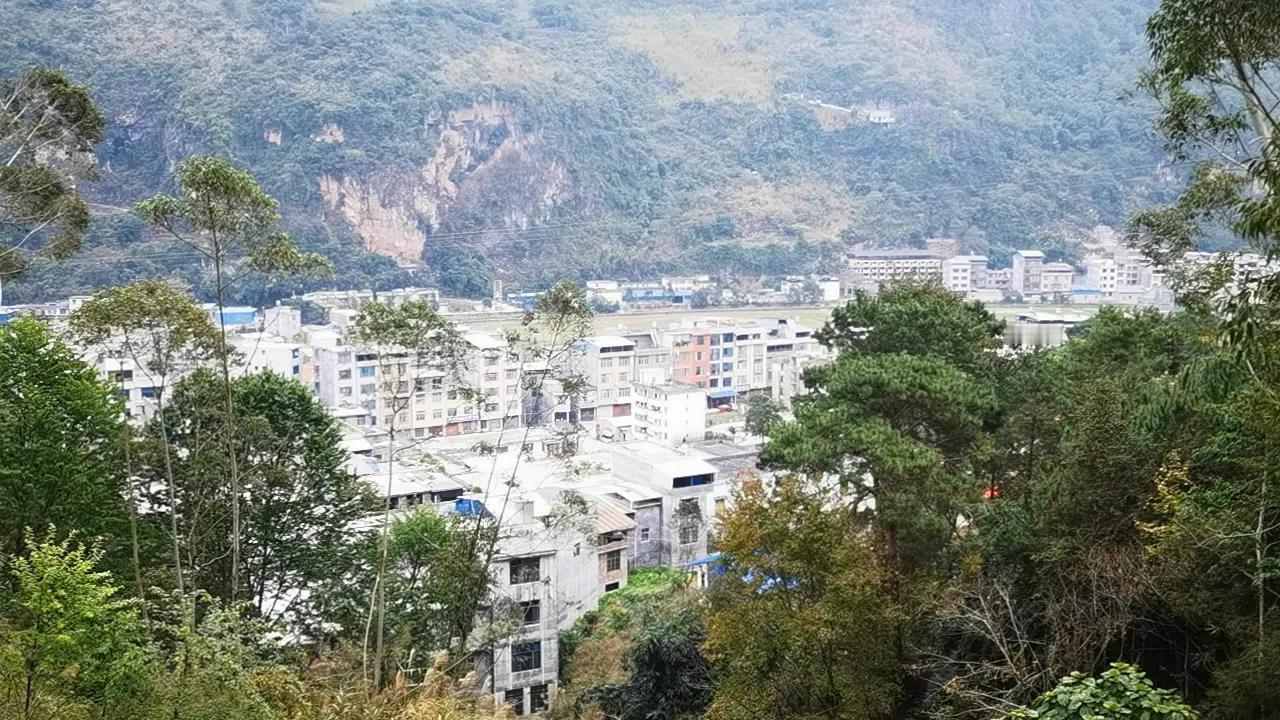 上联：冰天雪地送冬去，请您来下联万象复苏迎春来！