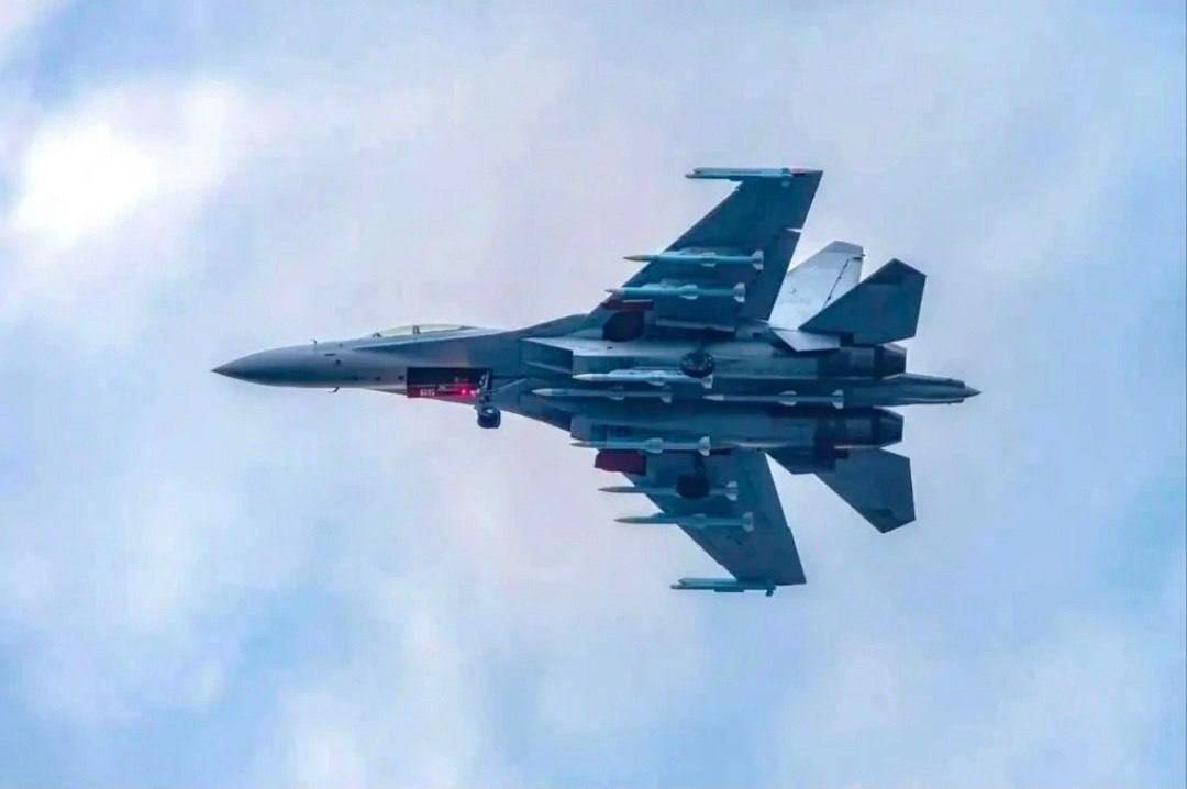 野兽挂载的J-16 太霸气了 图源网络烽火问鼎计划
