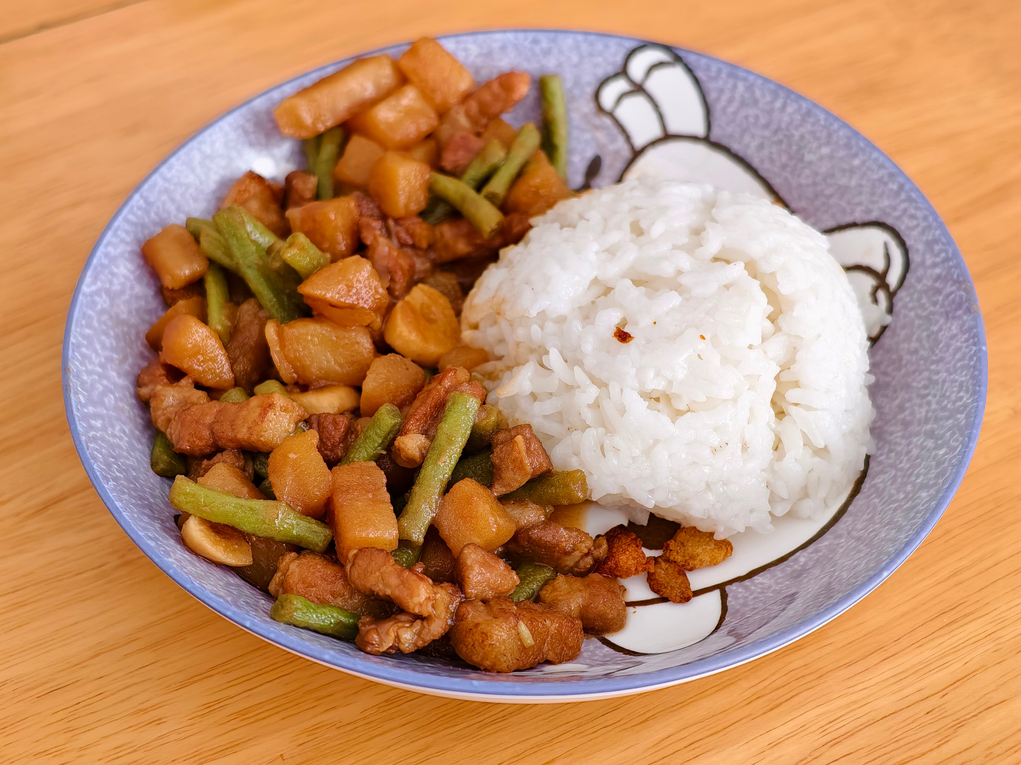 说来惭愧，我基本不会做饭，只能是把饭菜弄熟，味道介于难吃和好吃之间，属于能吃的范