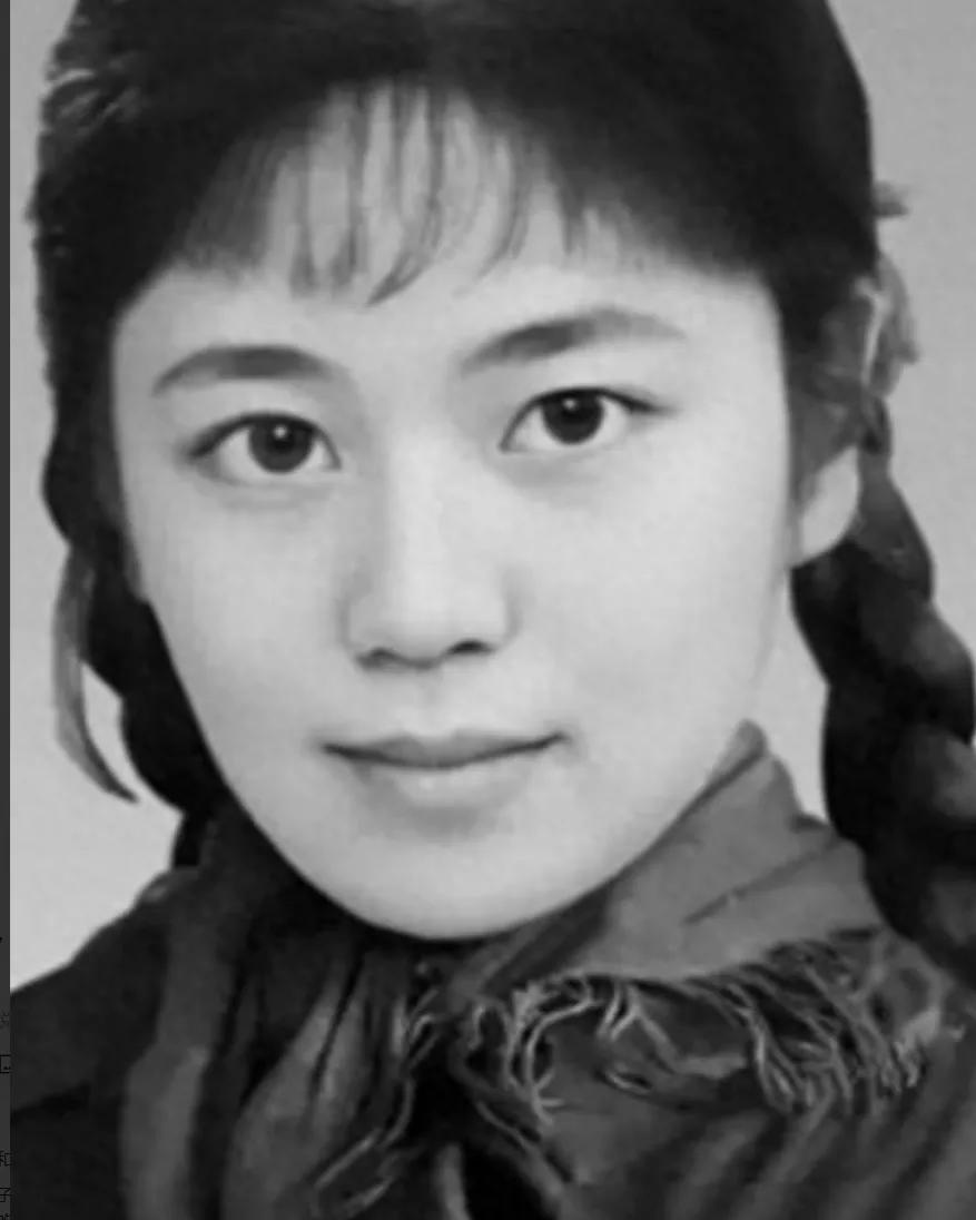 1977年，知青于文娟返城，恋人跟着列车狂奔，她擦干眼泪，大喊道：“别追了，我们