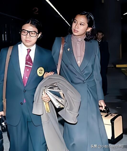 年轻时候戴着眼镜的霍震霆还是挺帅气的，背着一个挎包，气质儒雅，颜值耐看，跟他一起