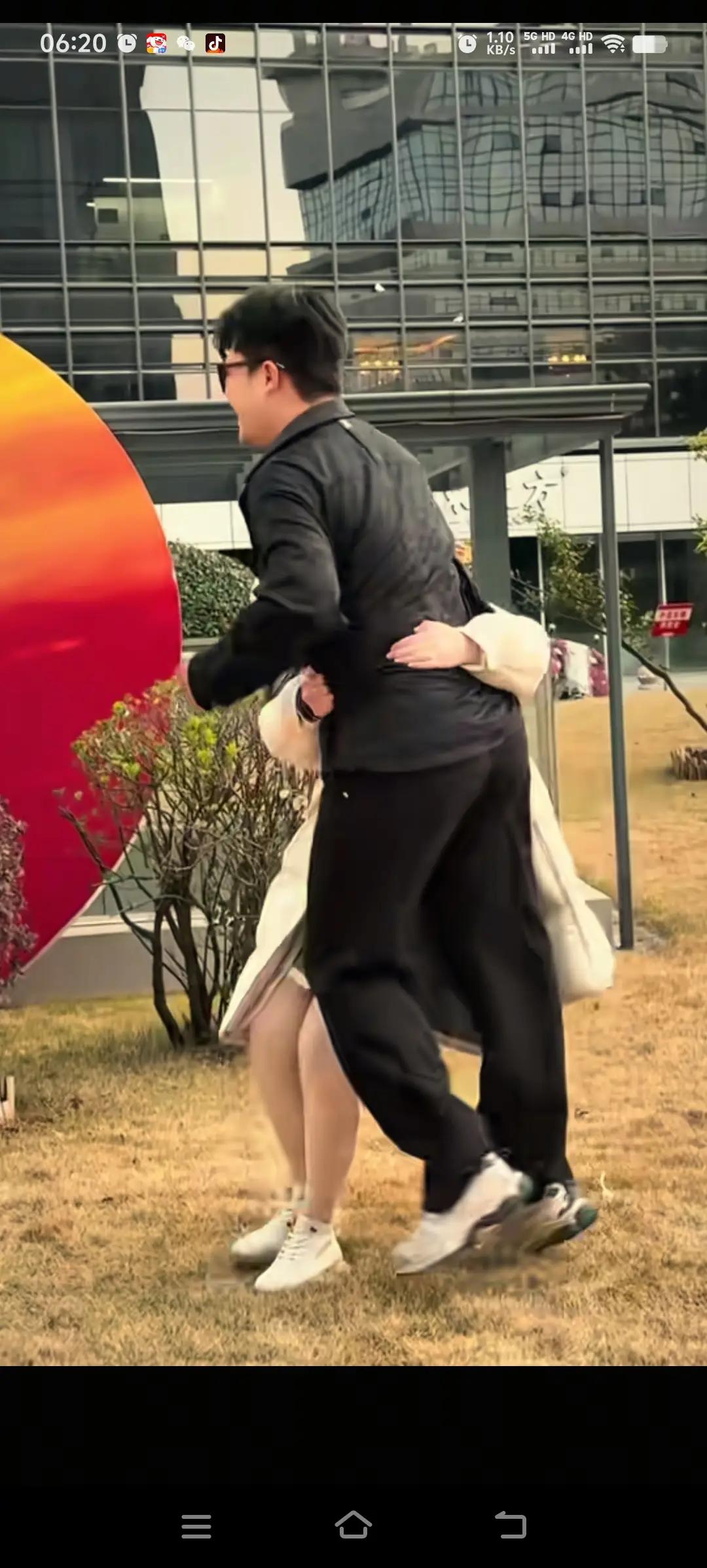 王正正居然抱起了解清帅。大花轿可太火啦，解清帅的花轿模仿秀闪亮登场！虽说舞姿不算