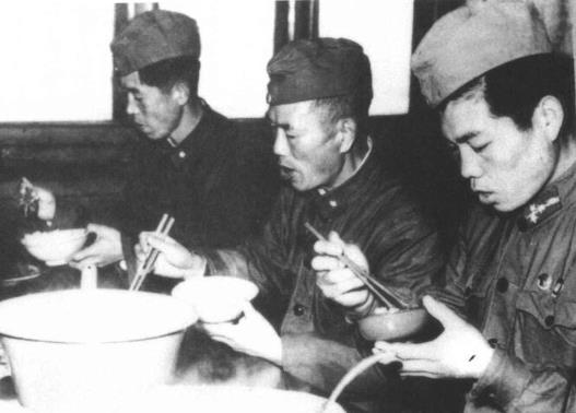 邓华(中)下连当兵时留影。