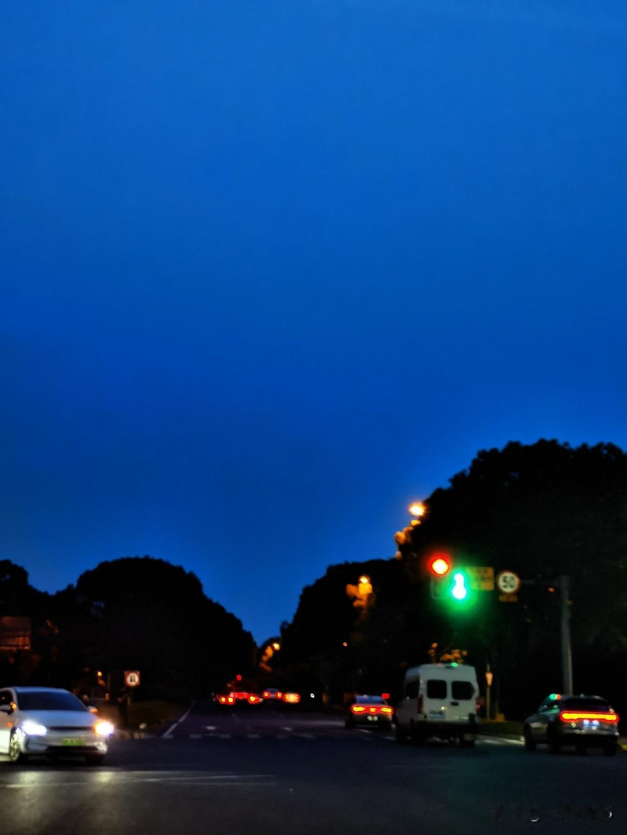 蓝色的夜空，世界都是陪衬。

昨晚的天空是深邃的普鲁士蓝，没有星星，却温柔得像一