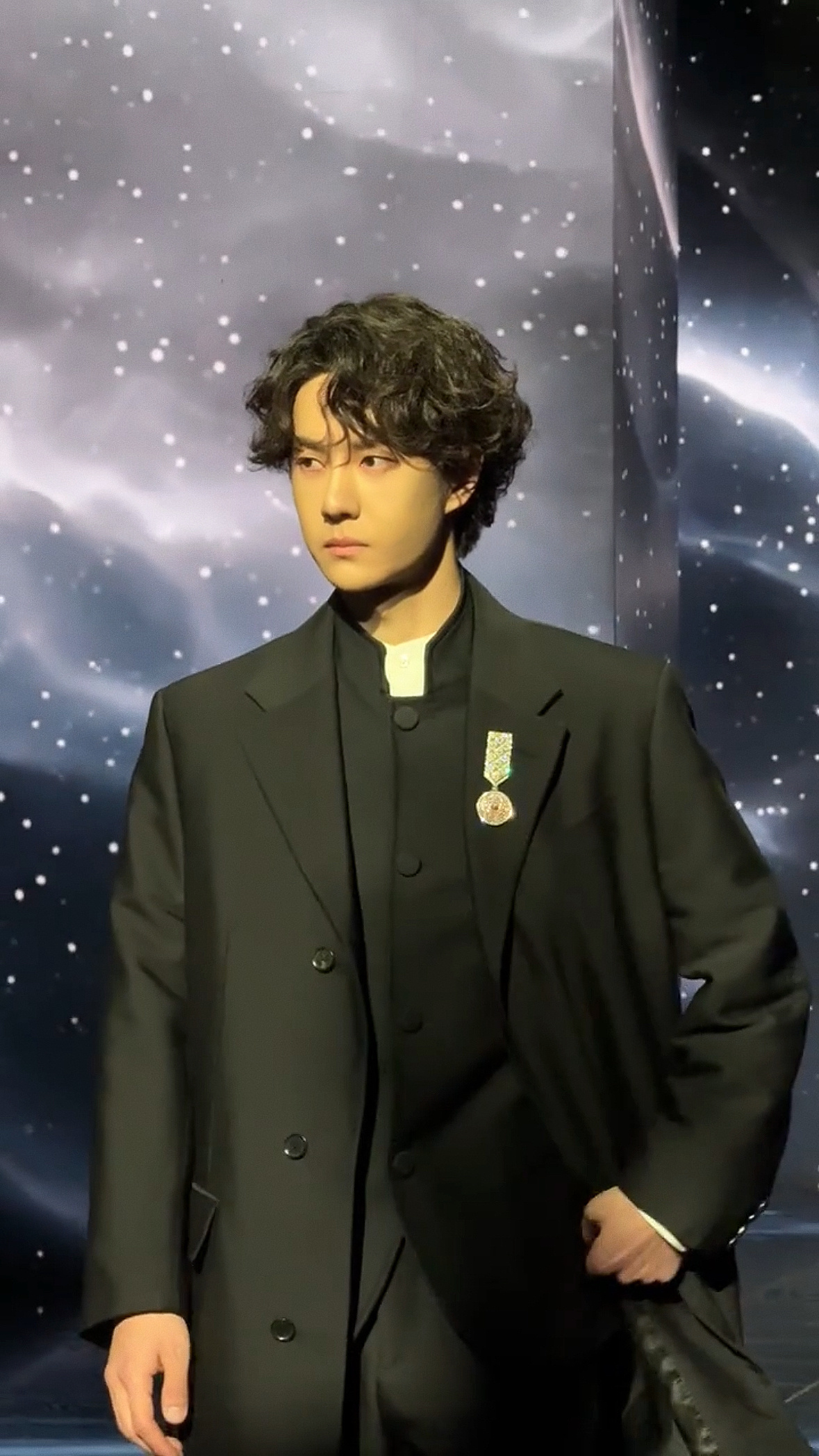 台上装冷脸 台下就现原形