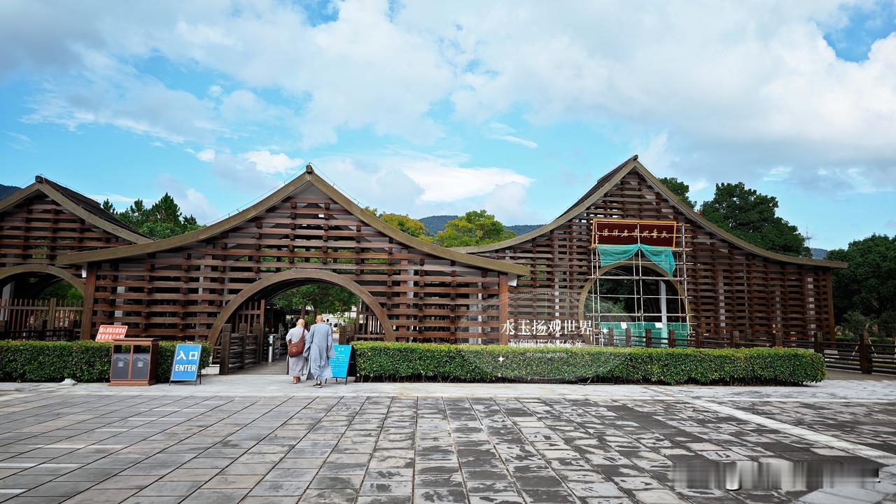 宁波天童国家森林公园紧紧挨着天童寺，山林和古刹相融共生，和城里商业化很重的景区完