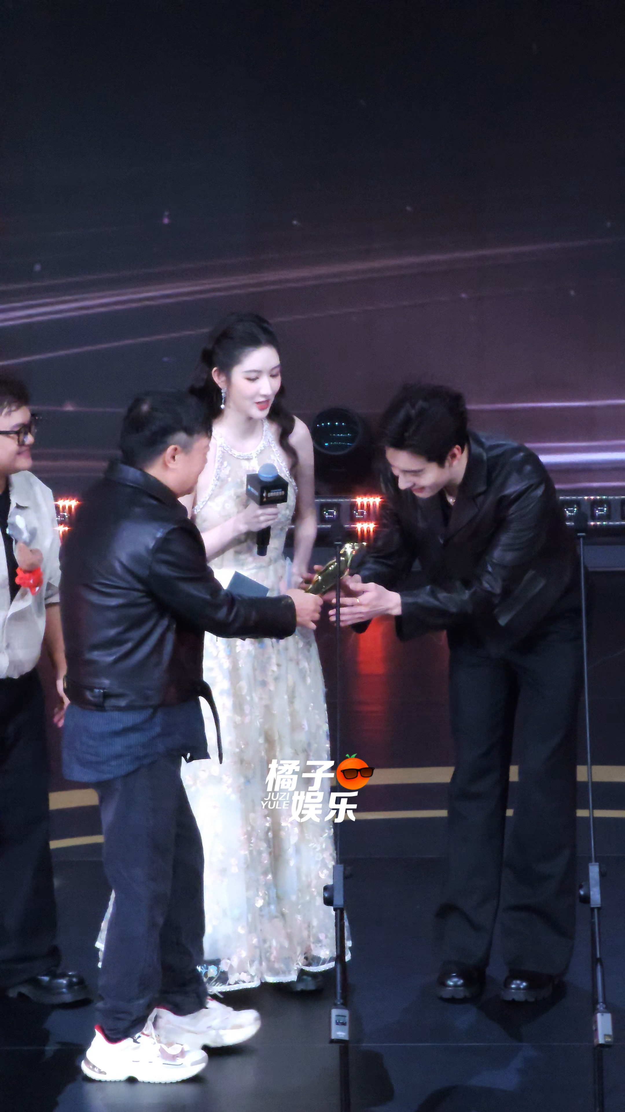 王姐笑死了😂😂《地球超新鲜》领奖，王姐：要不我们一个人摸一下奖杯就给总导演吧