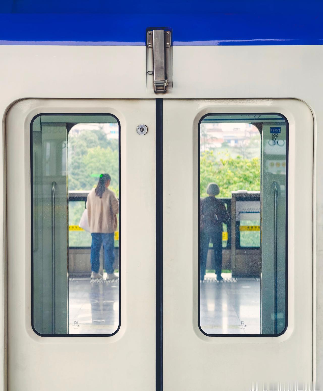 小伙伴们今天搭乘几号线呢？评论区“扣”出来，看看有没有同线搭子~（图/运营三分公