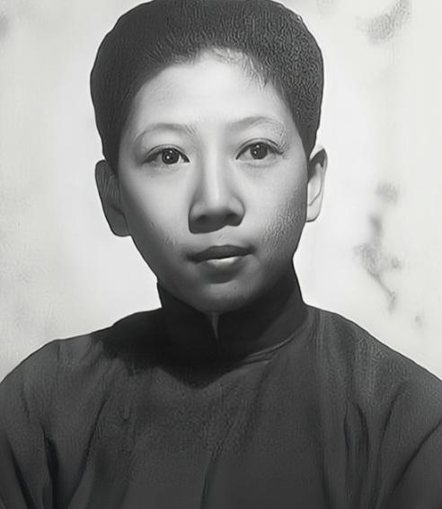 1994年孔令伟去世，其姐孔令仪为她脱去男装，换上旗袍，画上淡妆，随后低头啜泣道