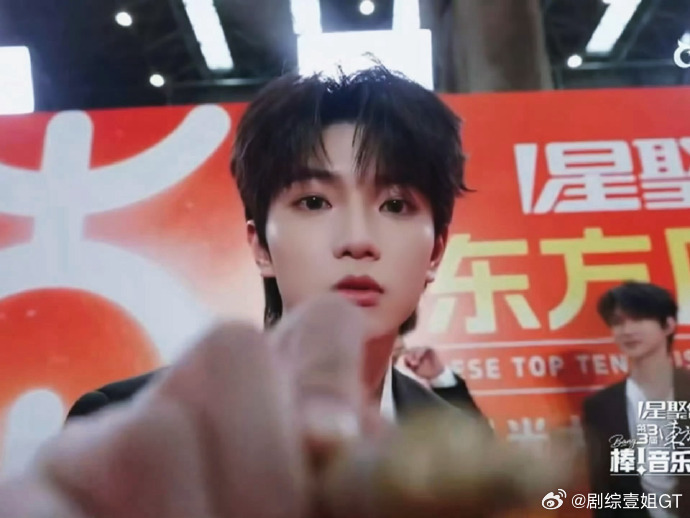 穆祉丞怼脸镜头签穆祉丞从演唱会唱到东方风云榜演唱会的热烈还没散，东方风云榜红毯怼