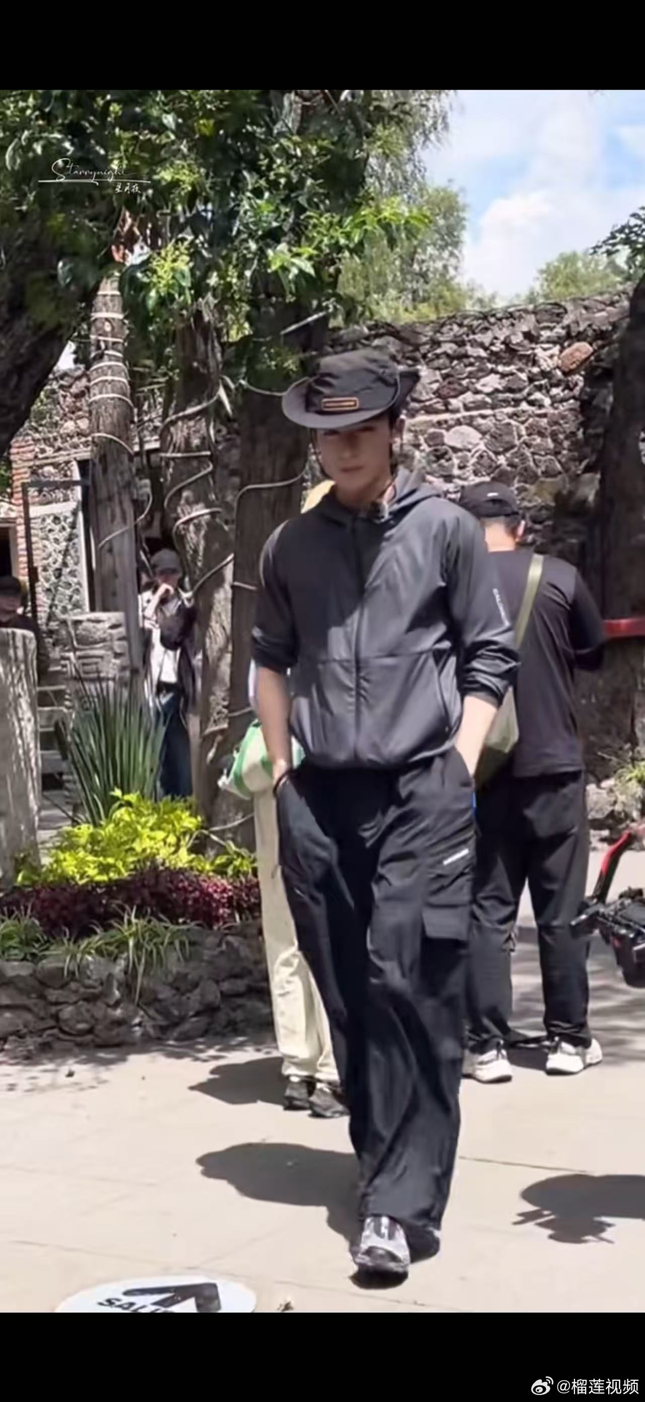 王星越花少穿搭爬华山同款王星越花少爬山OO特得 我们的王星越花少穿搭爬华山同款，