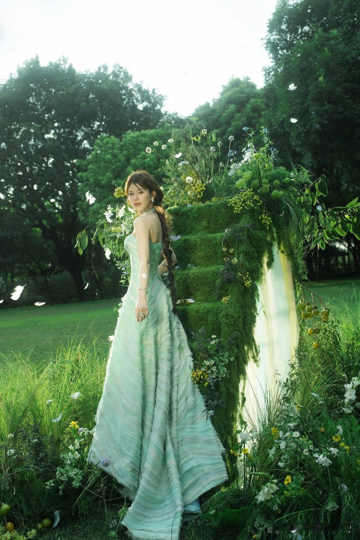 赵露思 绿光森林，甜系裹胸裙花园写真