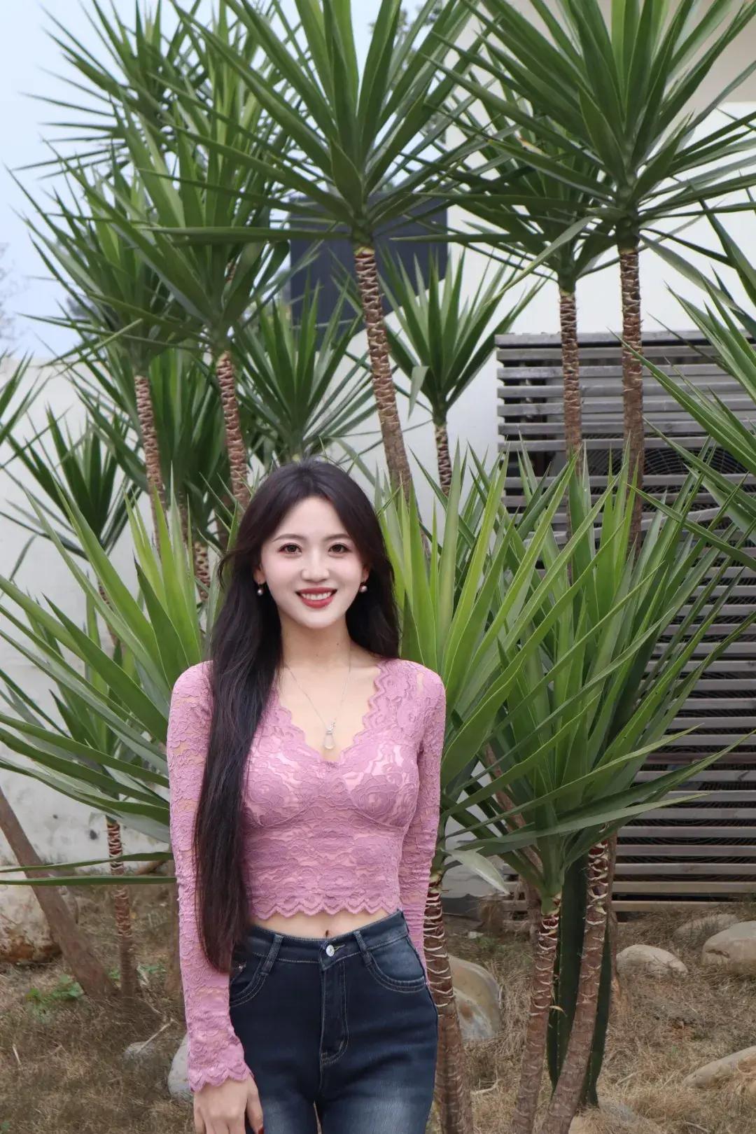 绿意盈盈映美人，笑语盈盈似画卷。