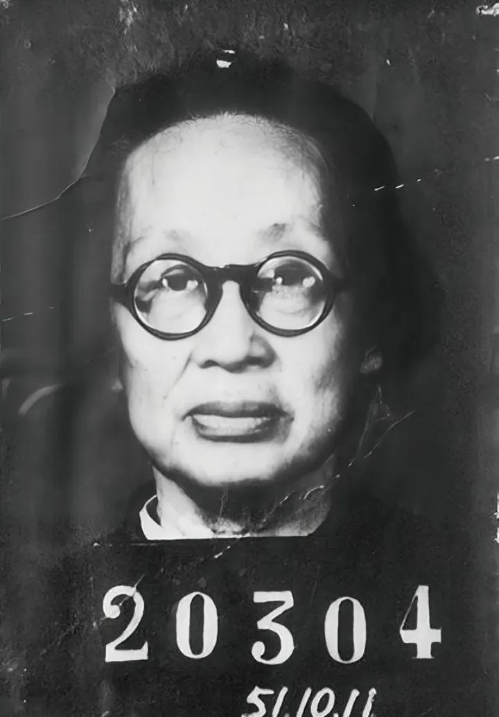 陈璧君这汉奸夫人真是厚颜无耻到了极点。她出身富商家庭，接受了良好教育，本应有所作