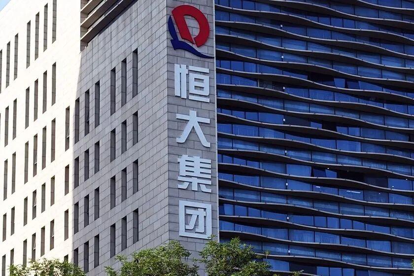 13亿名画烂在仓库！恒大最荒唐的真相彻底曝光

恒大彻底清盘之后，越来越多离谱的