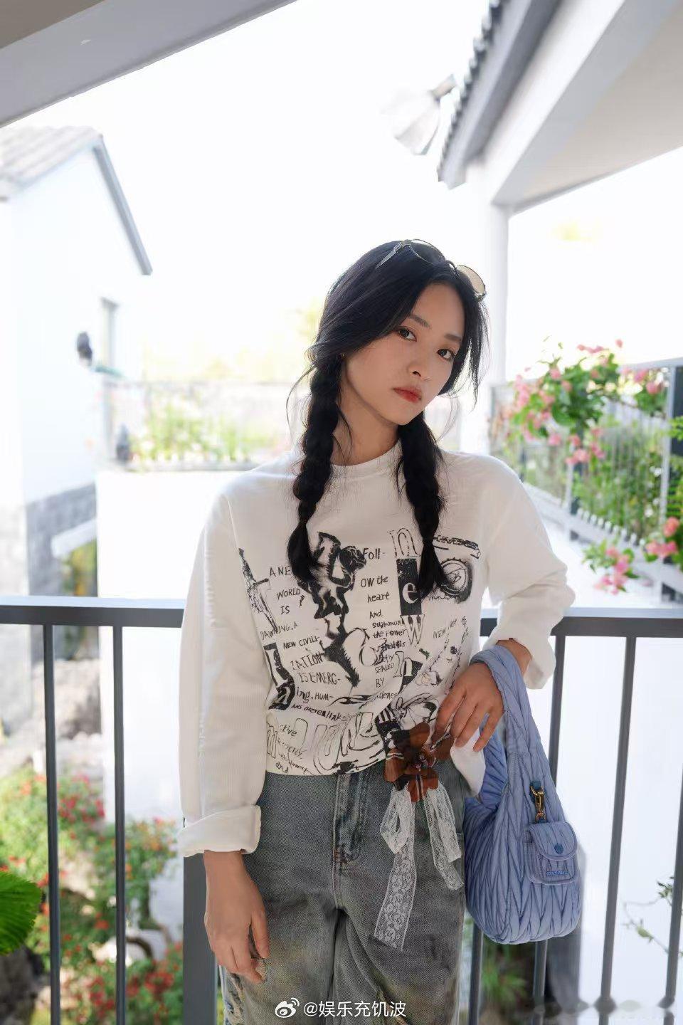 沈月你们别依赖AI何炅教客栈团写述职报告亲爱的客栈沈月纠结述职报告，徐志胜想靠A