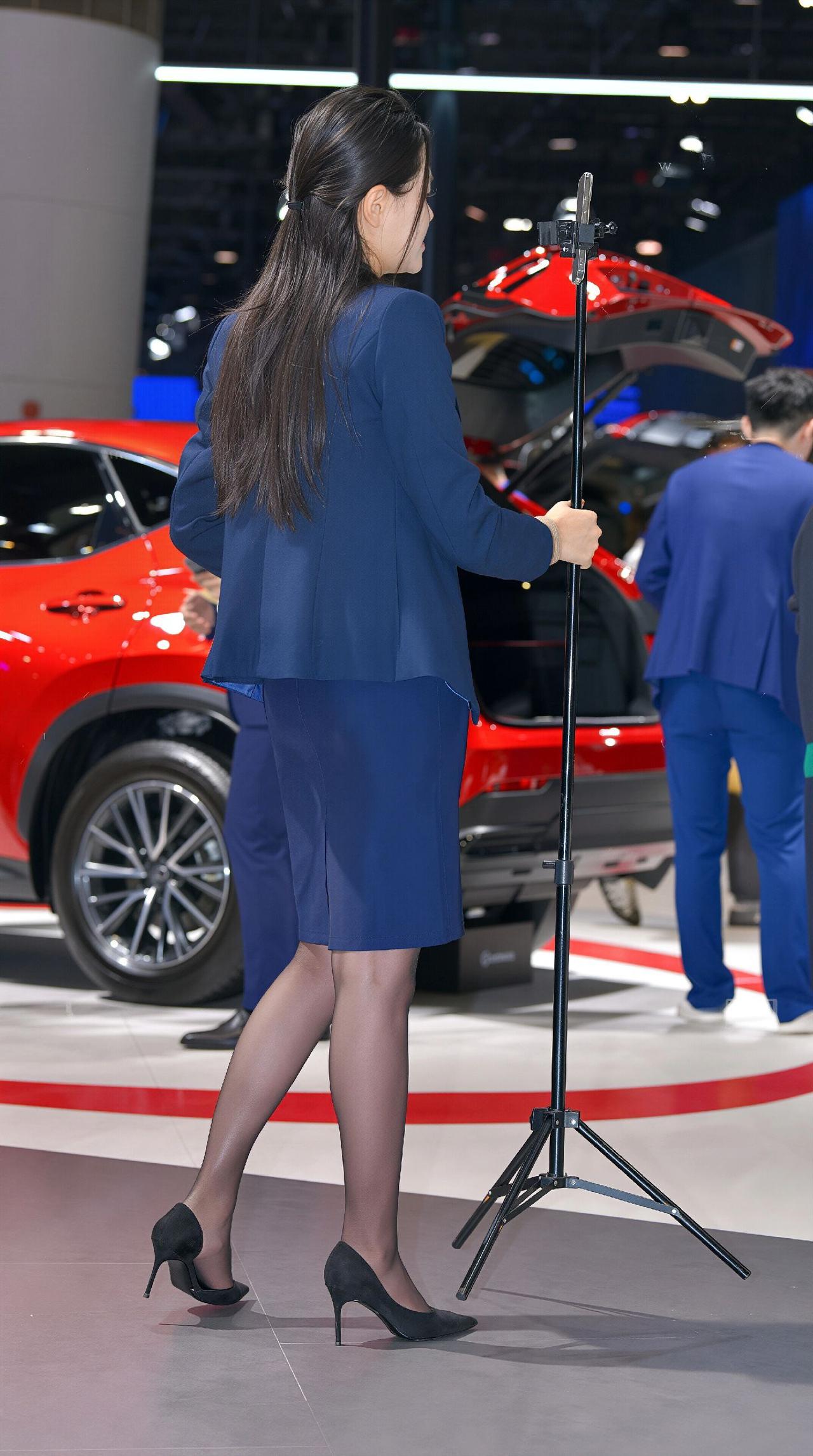 优雅蓝裙搭配高跟鞋，车展上的完美亮相！