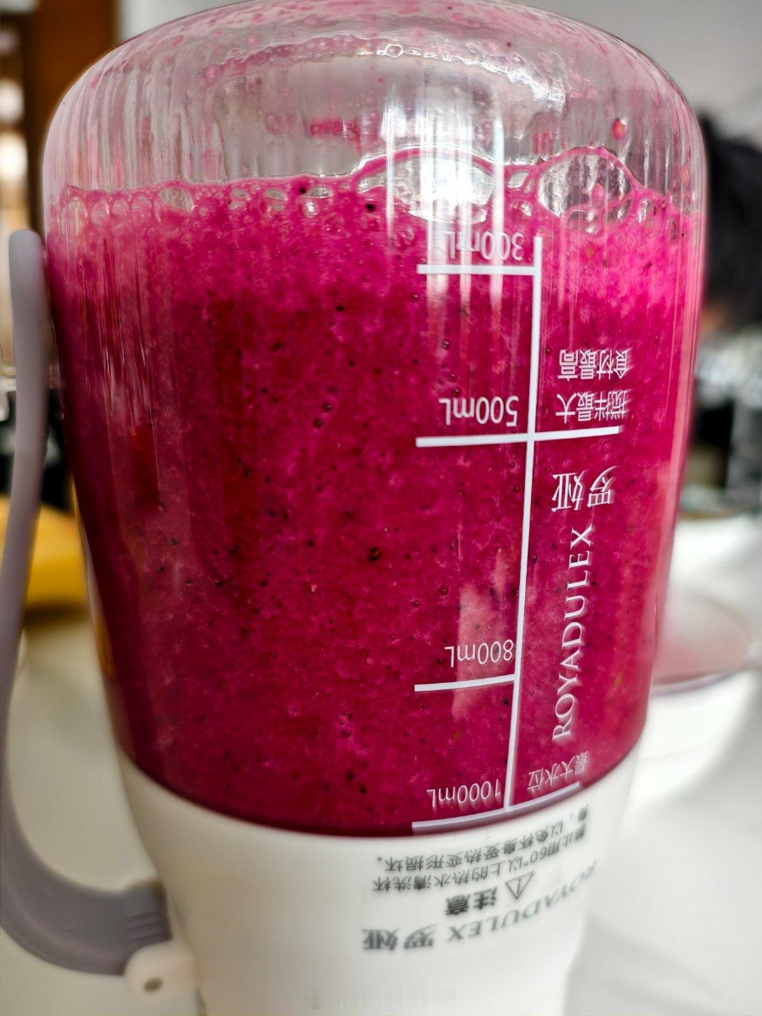 每天一杯果蔬汁，让身体轻松无负担今天是火龙果味的哦，还蛮好喝的减脂餐健康养生果蔬