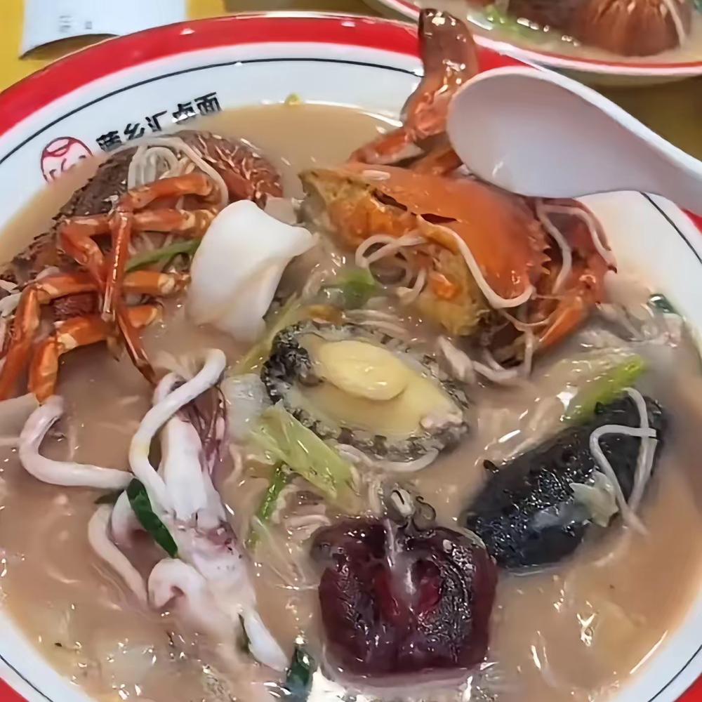 今天到莆田吃了一碗全国最贵的面条，花了七百多块钱，确实让我们大开眼界，并不像网上
