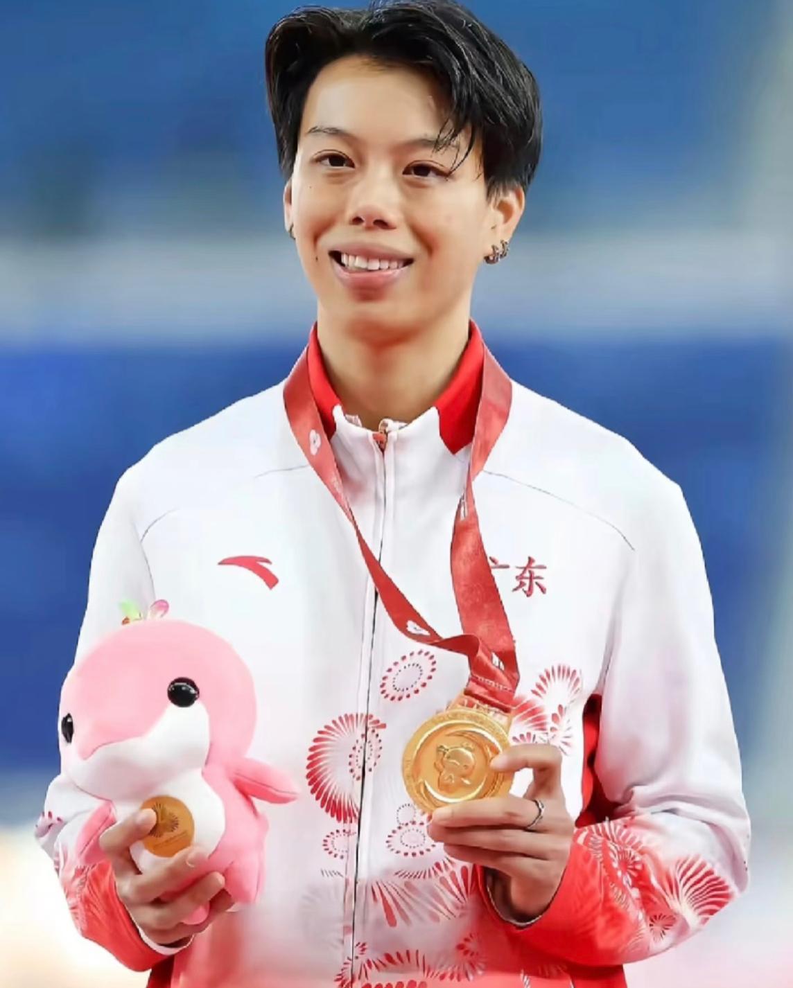 这个世界上让我看不懂的人 ，就是刘景扬了，明明她熬了13年才拿的奖，转身就把六七